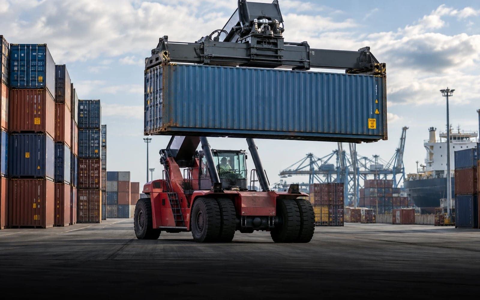 Terminal sahasında konteyner kaldıran bir reach stacker.